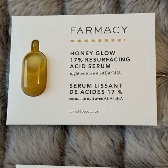 Farmacy Honey Glow 17% AHA + BHA Resurfacing Acid Serum ( 7 day challenge) - Picture 3 of 5